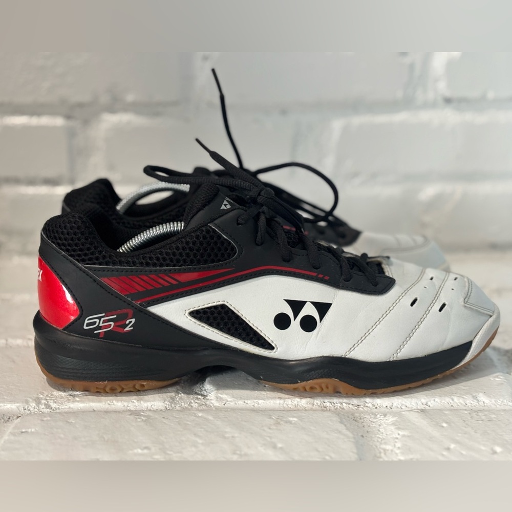 Yonex Power Cushion 65R2 Badminton Shoes, Men’s size 11, Black White, red